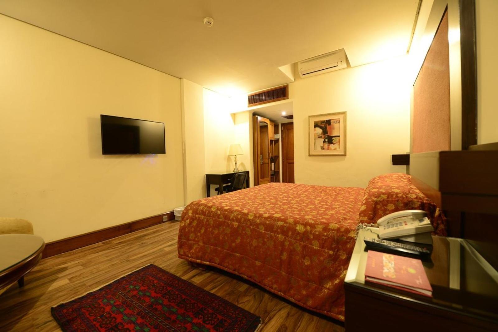 Regency Inn Hotel Lahore Exterior photo